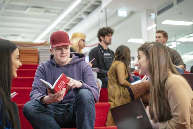 驻外使领馆向海外同胞发放“春节包”，配备口罩、消毒洗手液等防护物资