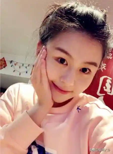 邱淑贞女儿晒留学美照气质清纯，吃中餐超开心最爱回锅肉