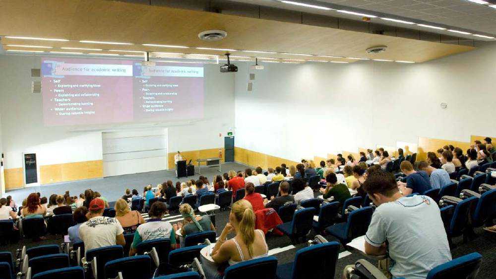 自治区“同心·留学人员为民服务团”为 吾合沙鲁乡村民送健康